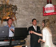 Jonni G accompagna gli sposi durante il ballo