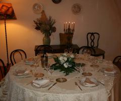 Mise en place di un tavolo per matrimonio presso Villa di Diacceto