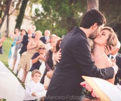 Il primo bacio tra marito e Moglie