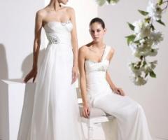 Abito sposa linea scivolata, tessuto charmosa con fiori gioiello; abito in delicatissima seta pura, per una sposa chic