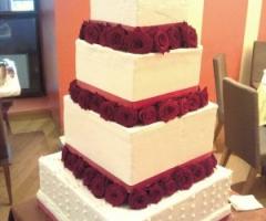 Torta multipiano quadrata con rose