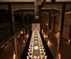 Tavolo unico per un ricevimento di nozze di sera