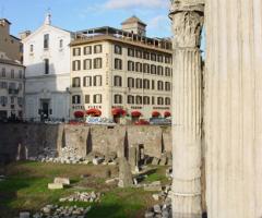 Vista dell'hotel dal Tempio di Vesta a Roma