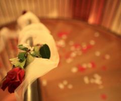 Petali e fiori per l'allestimento della location di nozze