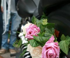 Addobbi per la moto dello sposo