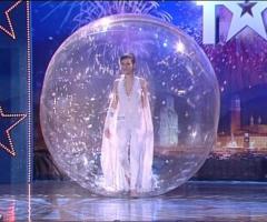 Spettacolo di danza dentro una bolla