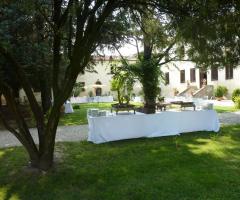 Allestimento tavolo del buffet degli antipasti