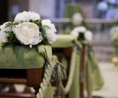 Particolare dell'allestimento floreale della chiesa