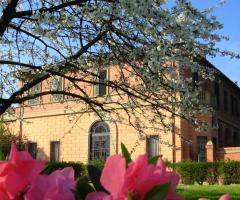 La Villa vista dall'esterno con fiori colorati ed alberi profumati