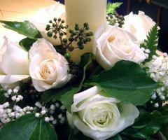 Rose bianche e candele