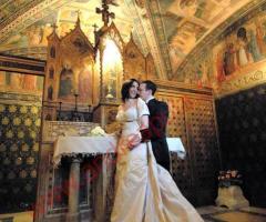 Sposi sull'altare dopo la celebrazione delle nozze