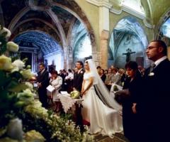 Fotografia degli sposi durante la cerimonia di matrimonio