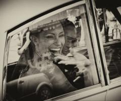 Sposi in auto nuziale