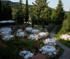 Allestimento tavoli per il ricevimento di nozze in giardino