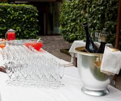 Cocktail di matrimonio servito in giardino