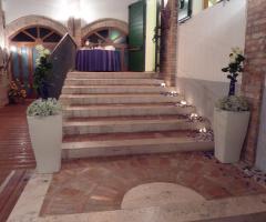 Allestimento con petali e fiori della location di nozze