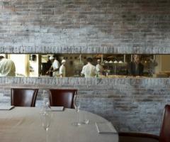 Particolare della vista sulla cucina dal ristorante