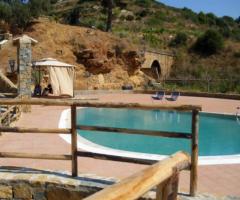 La piscina immersa nello scenario paesaggistico