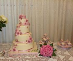 Torta nuziale con rose rosse