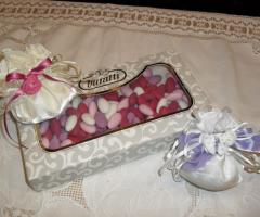 Croce e Delizia - Confetti sfumati e due bomboniere con accessori fatti a mano