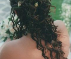 Acconciatura con roselline della sposa