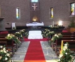 Addobbi floreali per la navata centrale della chiesa