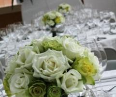 Allestimento dei tavoli per il ricevimento di nozze