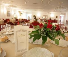 Astoria Palace Ricevimenti - Dettagli floreali per il banchetto di matrimonio