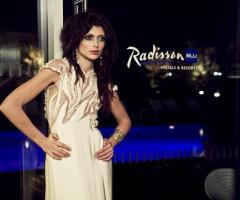 Acconciatura naturale e trucco strong - Abito Jamal Taslaq - Foto Tania Alineri