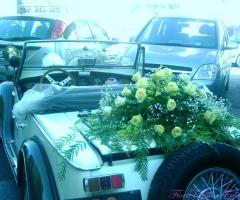 Rose bianche per la macchina da cerimonia