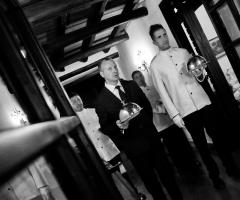 Camerieri durante il servizio del ricevimento di matrimonio