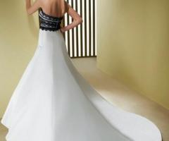 Atelier Sogno di Primavera - Particolare abito da sposa con strascico tondo e corpetto ricamato in nero