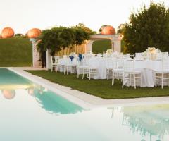 Villa Cenci - Tavoli all'aperto a bordo piscina