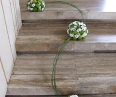 Palle floreali di lime e stille grass per l\'addobbo in chiesa