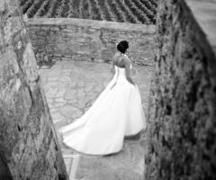 La sposa tra i filari durante il week end del suo matrimonio