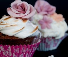 Cupcakes con fiori di zucchero realizzati a mano