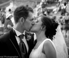 Foto in bianco e nero del bacio degli sposi