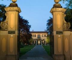 Entrata della villa per il ricevimento di matrimonio