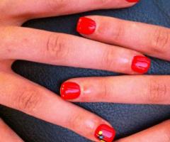 Manicure con smalto rosso per la sposa