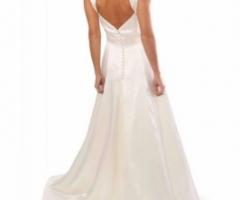 Abito da sposa con scollo sulla schiena e strascico