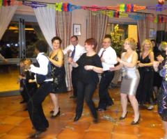 Ariel si esibisce ad un matrimonio con i balli di gruppo