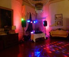 Disco in una stanza elegante - Pink Panther dj service festa