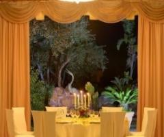 Tavolo allestito per il ricevimento di nozze