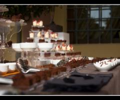 Buffet di dolci per il ricevimento di matrimonio