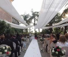 Allestimento con sfoffe per la cerimonia di nozze