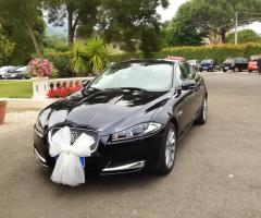 Addobbi per la macchina degli sposi