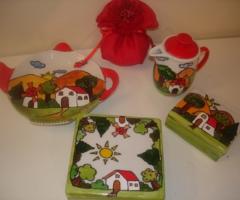 Teiera e scatoline dipinti a tema campagna