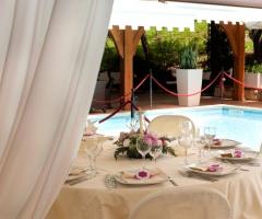 Ricevimento di matrimonio a bordo piscina