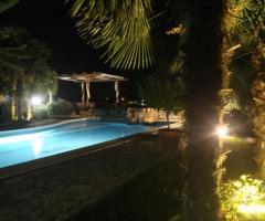 Piscina del casale illuminata per un matrimonio notturno