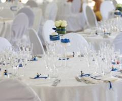 Mise en place blu per il matrimonio